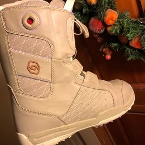 Snowboard boots